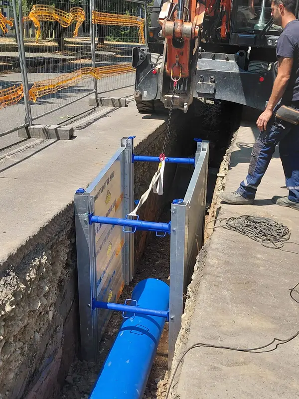Box SBH Serie 250 calato nello scavo con l'escavatore, sopra una tubazione in posa