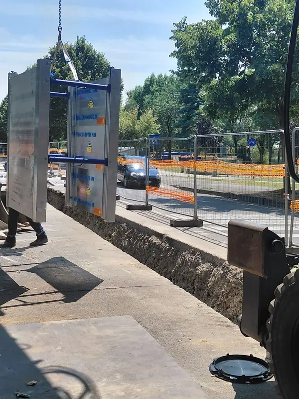 Box sollevato e spostato lungo lo scavo
