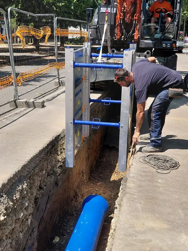 Calata del box nello scavo con l'escavatore